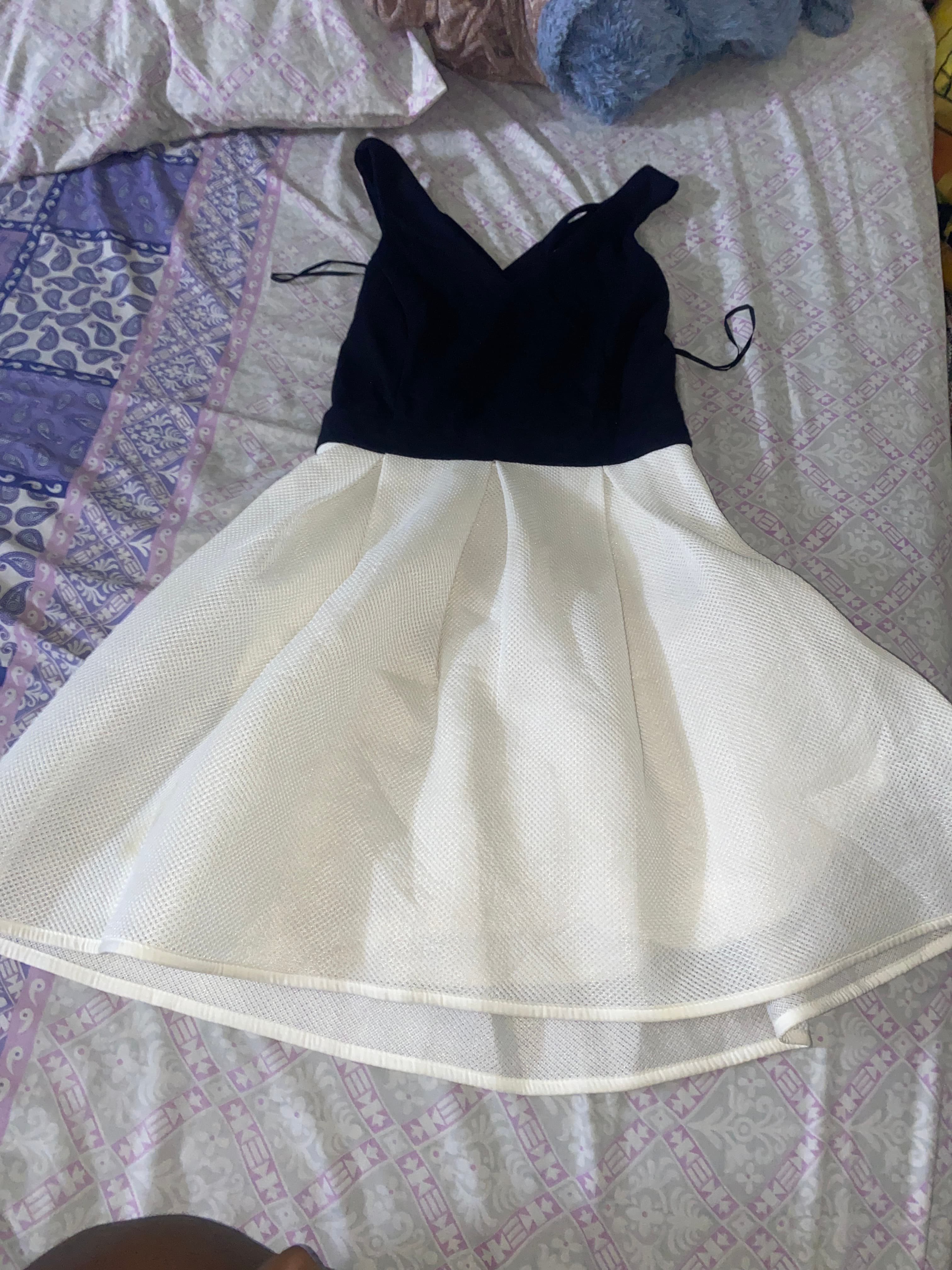 C’est un robe pour fille 10 à 15 ans on peut le mettre avec un bat